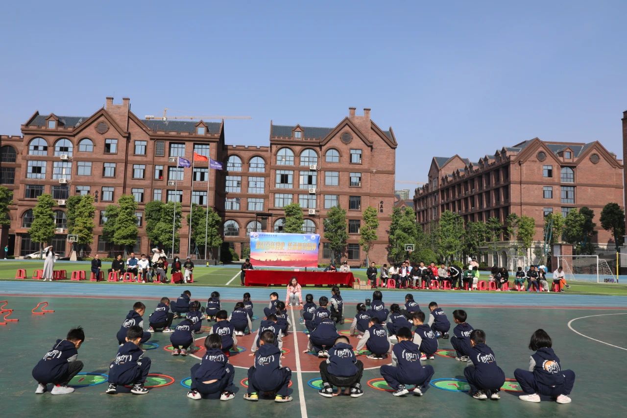 送教活動（樓區(qū)教育局） 岳陽樓區(qū)教育局組織二十余所小學體育教師來我校開展教研活動