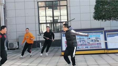 強(qiáng)化反恐防暴演練 提高安全防范意識 學(xué)校聯(lián)合公安部門舉行反恐防暴演練