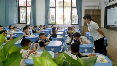 市教體局黨組成員、副局長(zhǎng)朱新和一行指導(dǎo)長(zhǎng)郡郡華學(xué)校開(kāi)學(xué)工作