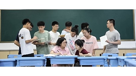 奮戰(zhàn)一年，實現(xiàn)夢想丨郡華高復學生的一天